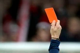Spieler schlägt Schiedsrichter nach Rot, der muss in sein Auto flüchten