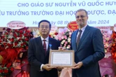 Hiệu trưởng Trường đại học Y Dược Huế nhận tước hiệp sĩ từ tổng thống Pháp