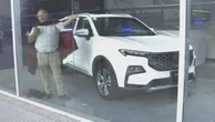 Khách tự nhốt mình trong đại lý ô tô, quyết chờ nhận xe mới chịu đi