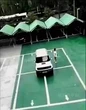 Đỗ xe ngang ngược, nữ tài xế bị 4 xe sang bủa vây