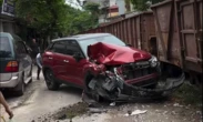 Từ vụ ô tô bị tàu hỏa tông biến dạng: Dừng xe cách đường sắt bao xa thì không lo bị đâm?