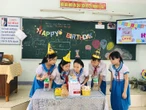 Trích lương 'ba cọc ba đồng', cô giáo trẻ tự mua quà khen tặng trò cuối năm