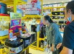 Váy bèo 152.000 đồng cũng mua trả... góp