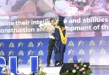 Nước mắt cha rơi trong ngày con tốt nghiệp
