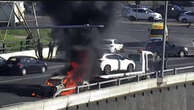 Toyota Corolla bốc cháy giữa đường cao tốc vì bị xe cứu hộ kéo lê