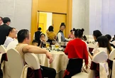 Đi đám cưới sao vẫn cứ 'giờ dây thun'?