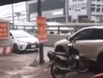 Nữ tài xế lái xe ngược chiều còn ép xe đi đúng phải lùi lại