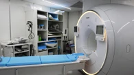 Uomo muore risucchiato da una macchina per la risonanza magnetica: aveva una catena al collo