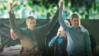 Gli Oasis mano nella mano, la notte che riscrive la storia dei fratelli Liam e Noel Gallagher