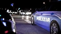 Uomo accoltellato in casa nelle Marche, muore dissanguato. Sospetti sulla compagna