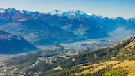 Contemporanea e… aborigena australiana. È l’arte esposta a Crans – Montana, di fronte ai Quattromila e tra i vigneti del Vallese