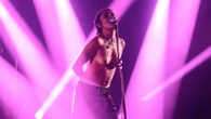 Rebecca Baby, la cantante francese che si è esibita in topless: “Questo corpo è solo mio”