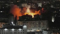 Israele colpisce Beirut, l'Iran: “È aggressione”. Aiuti a singhiozzo a Gaza