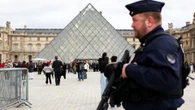 Media francesi sul furto al Louvre: arrestato il terzo complice. Era ancora nella zona di Parigi