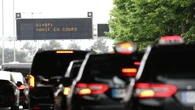 A Parigi continua per il terzo giorno la protesta dei taxi, le code arrivano fino a 550 chilometri