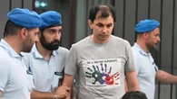 Uccise due donne, ergastolo per Vasile Frumuzache. In aula con la t-shirt delle figlie: “Il nostro superpapà”