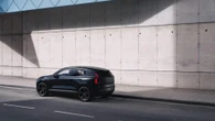 Volvo EX30 Black Edition: la Suv compatta 100% elettrica punta sul "Batman Look"