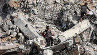 Israele caccia i palestinesi da Gaza City. Trump: “Hamas liberi i rapiti, altri sono morti”