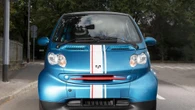 La Smart che non muore mai: a 14 anni al volante di un'icona elettrica