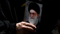 Khamenei dal bunker indica tre successori: tutti religiosi, tra loro non c’è il figlio