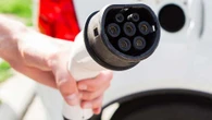 Auto elettriche, infrastrutture di ricarica in crescita, prezzi stabili a luglio 2025