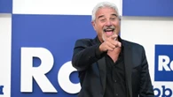 Pino Insegno ci riprova, per lui il prime time di Rai 2 con “Facci ridere”