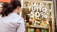 Saldi, la spesa media scende a 138 euro a persona. I consigli per evitare brutte sorprese