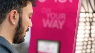 Un colpo di bancomat e l’auto riparte: il futuro elettrico si paga in contanti (o quasi)