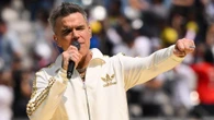 Robbie Williams, la demenza della madre e il Parkinson del padre: “Ora sono adulto. Non ero pronto”