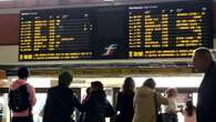 Giornata infernale per i viaggiatori, decine di treni cancellati o con ore di ritardo