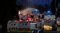 Nuovi scontri a Belfast nell'area di Newtownabbey, la polizia usa i cannoni ad acqua
