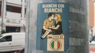 “Bianchi coi bianchi”: gli adesivi razzisti comparsi a Verona. L’assessora: “Saranno rimossi”