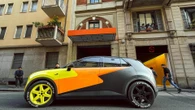 Firefly illumina la Brera con “Glow Rod Garage”: l’elettrico reinterpreta la cultura hot rod