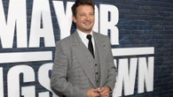 Jeremy Renner, la regista Yi Zhou lo accusa di molestie: “Foto porno e minacce”
