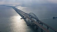 I servizi segreti ucraini: colpiti i sostegni del ponte di Crimea con 1100 kg di esplosivi subacquei