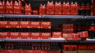 Coca Cola richiama migliaia di lattine e bottiglie in Europa, dalla Fanta alla Sprite: “Sono piene di clorato”