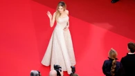 I 50 anni di Angelina Jolie: quando fu scartata perché “troppo sexy” e quella volta che si ricoprì il corpo di api