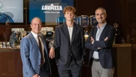 Sinner, ragazzo d’oro anche per gli sponsor: Lavazza prolunga il contratto con Jannik fino al 2030