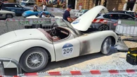 Si accende la 1000 Miglia, in tutti i sensi: prende fuoco una Jaguar XK 120 a Orvieto