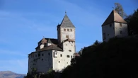 Ponte Gardena (Alto Adige): Schloss Trostburg, un castello e una bottiglia