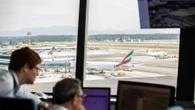 Irrompe e si sdraia sulla pista dell’aeroporto di Linate