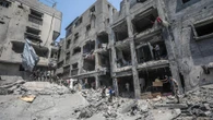 Il massacro di Gaza City, Hamas pubblica la foto di un ostaggio: “Non tornerà vivo”