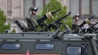 Guerra Russia-Ucraina, Putin: le testate nucleari strategiche sempre pronte. Parata nel gelo a Mosca. Tusk: “Militari Nato già in Ucraina”