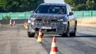 Bmw iX3 “Neue Klasse” pronta al debutto la super elettrica da 800 km con un pieno