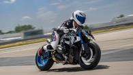 Provocazione Bmw: con la R 1300 R Titan la custom diventa un po’ superbike