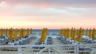 Piscine piene, spiagge semi-vuote. E non è solo colpa del caro-ombrellone