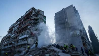 I russi cercano la strage a Kiev, 800 droni e un palazzo crollato: persone sotto le macerie