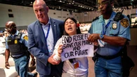 Cop28 sul clima, la bozza: salta l’uscita da petrolio, carbone e gas. L’obiettivo è raggiungere le zero emissioni nel 2050