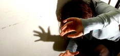 Drogata, abusata e filmata a 14 anni: lo scopre in un video pubblicato nella chat di classe
