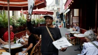 L’ultimo strillone di Parigi verrà premiato dal “vecchio cliente” Emmanuel Macron